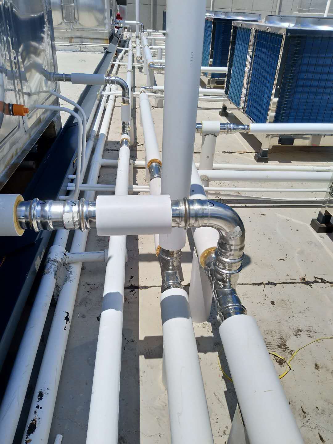 發(fā)泡不銹鋼水管施工現(xiàn)場實拍.jpg 發(fā)泡不銹鋼水管施工現(xiàn)場實拍.jpg