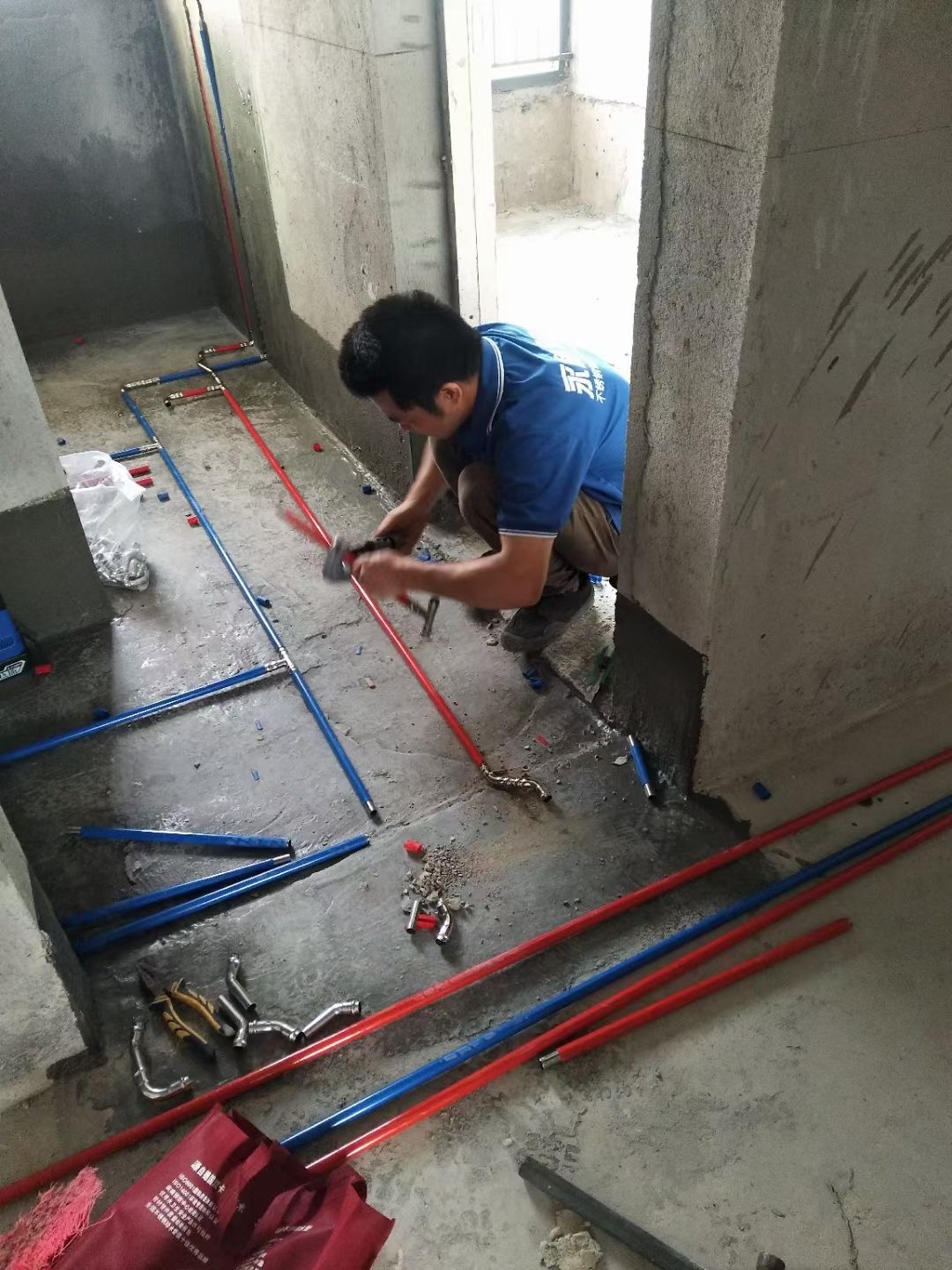 永穗牌覆塑雙卡壓式不銹鋼水管安裝現(xiàn)場(chǎng).jpg 永穗牌覆塑雙卡壓式不銹鋼水管安裝現(xiàn)場(chǎng).jpg